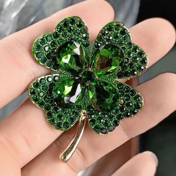 🍀 Betsey Johnson sparkling green lucky four leaf clover brooch 🍀 - Picture 1 of 8
